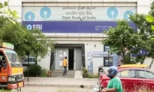 SBI Doorstep Banking: एक कॉल पर घर बैठे मंगवा सकते हैं 20 हजार रुपये तक कैश, अपने ग्राहकों को एसबीआई दे रहा है खास सुविधा